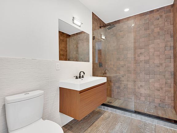 4th image of 42-60 Crescent St #8C