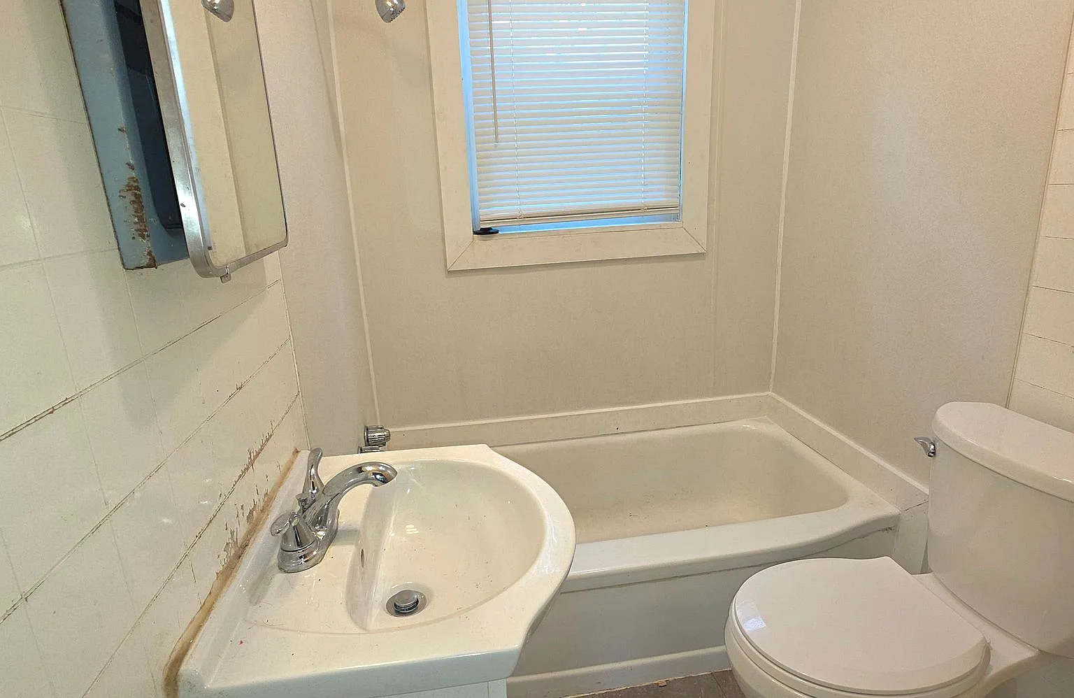 2 Bedroom 1 Bath Bungalow $895! Central Heat & Air! Cute! — Photo 2