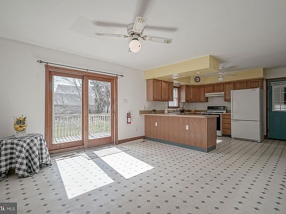 5th image of 19 Fairview Ave
