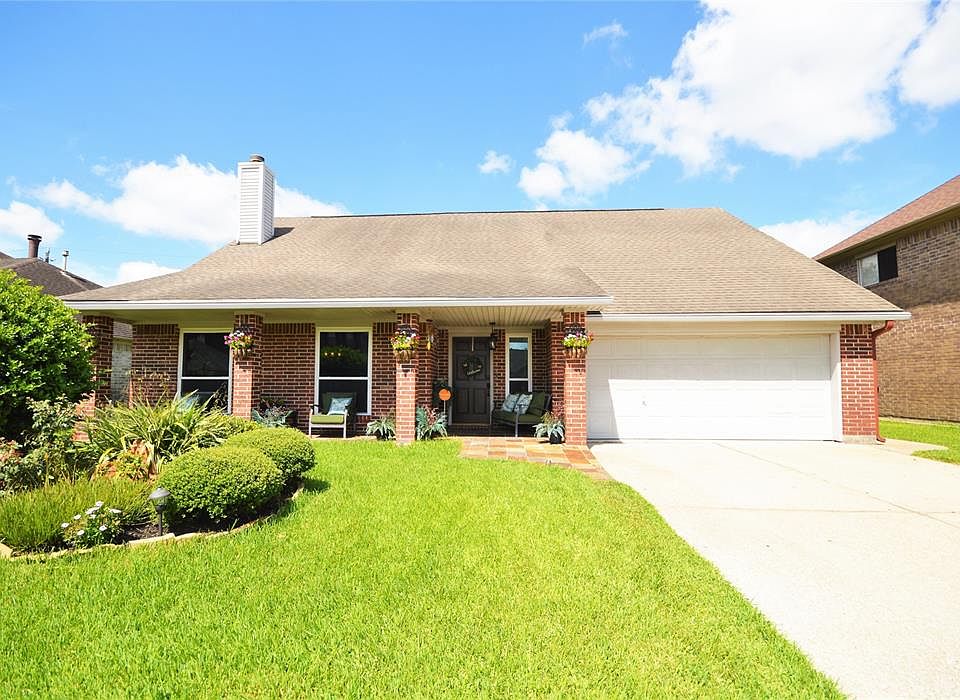 Beautifully landscaped two-story, 4 bedroom 2.5 Bath close to shopping, restaurants and local entertainment.