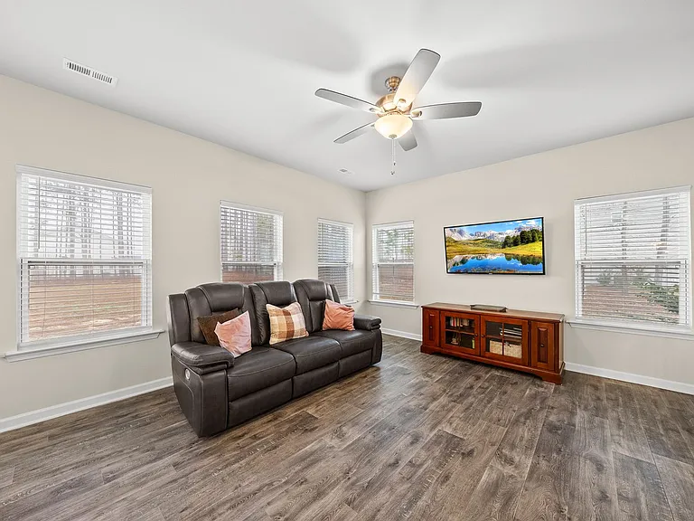 304 Beacon Hill Rd — Photo 3