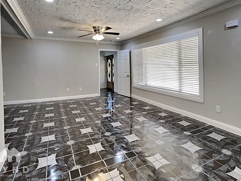 101 Live Oak St — Photo 2