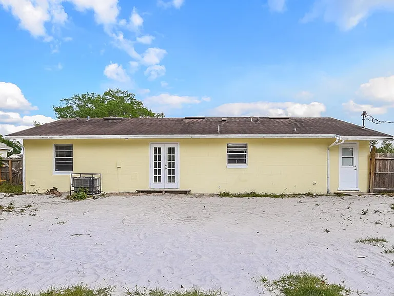 542 Salerno Dr — Photo 15