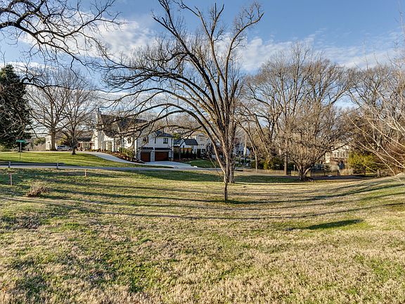 3rd image of 943 Caldwell Ln