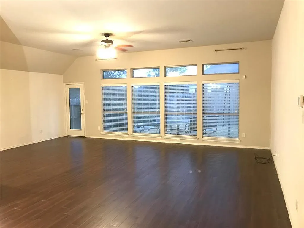 3 bed, 2.0 bath, 1915 sqft, $2,250 — Photo 4