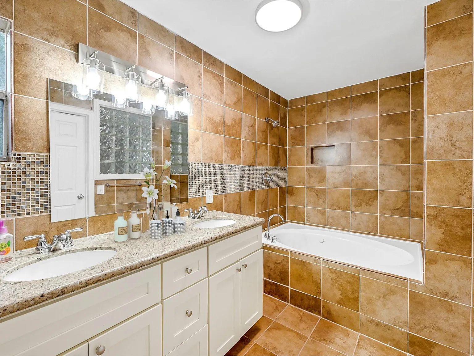 3 bed, 2.0 bath, 1898 sqft, $2,200 — Photo 3
