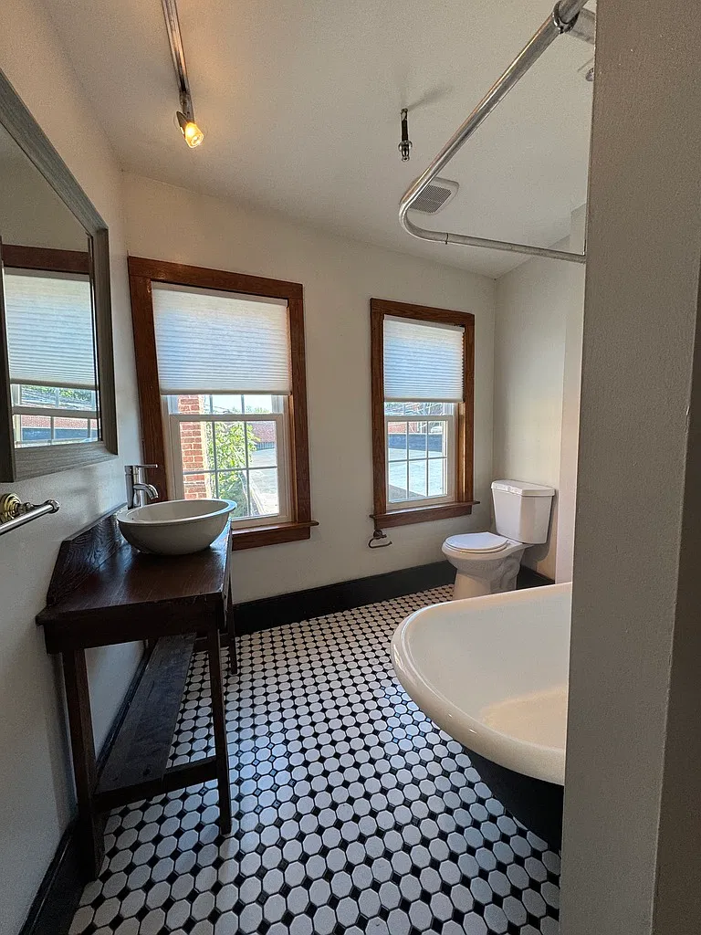237 N. Sycamore Street - B — Photo 3