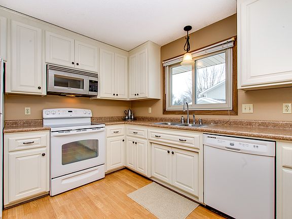 2nd image of 3819 Oak Ter