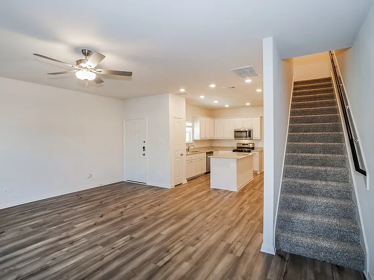 220 Marsh Ln — Photo 6