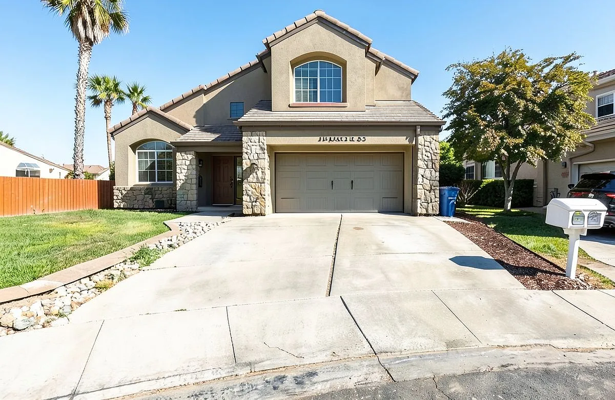 3 bed, 3.0 bath, 2368 sqft, $3,795 — Photo 1
