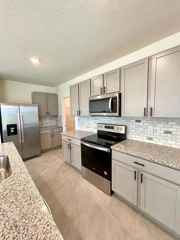5 bed, 3.0 bath, 2447 sqft, $2,900 — Photo 4