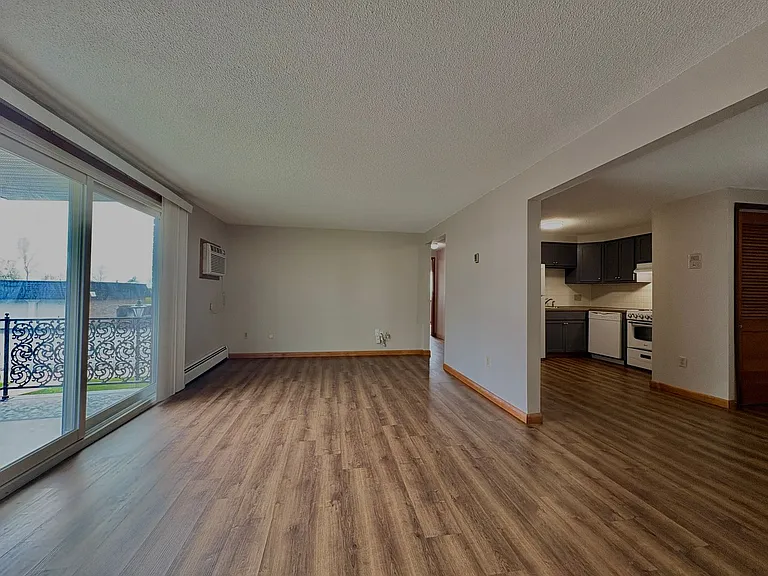Camelot Village Apartments — Photo 31