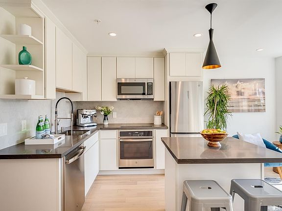3rd image of 352 Roosevelt Way