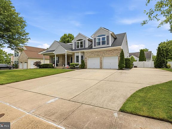 3rd image of 219 Jamestown Blvd