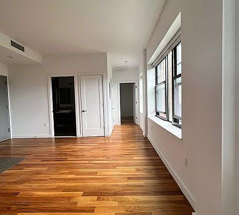 5th image of 123 Parkside Ave #2B