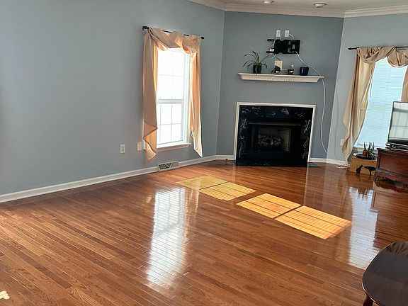 3rd image of 388 Silver Dr