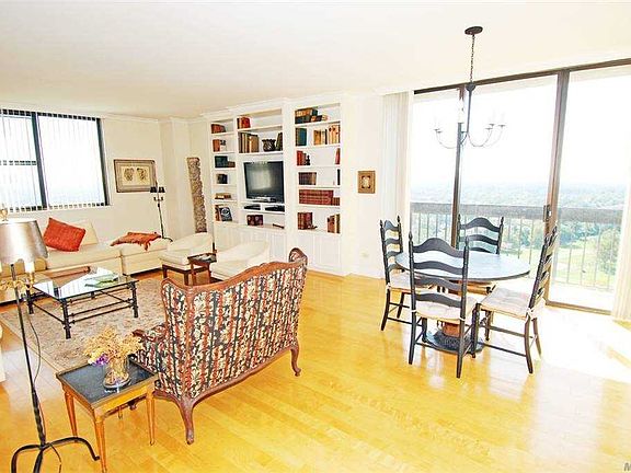 4th image of 26910 Grand Central Pkwy APT 23D