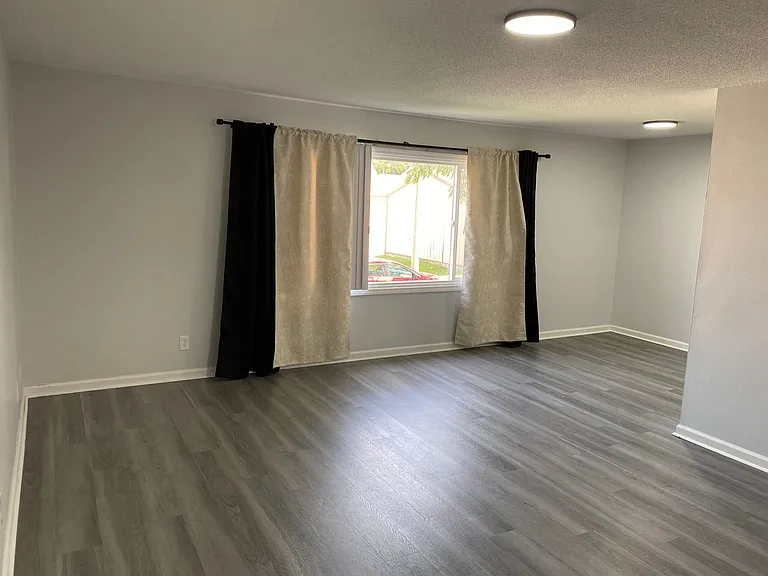1313 Oakland Rd NE — Photo 2