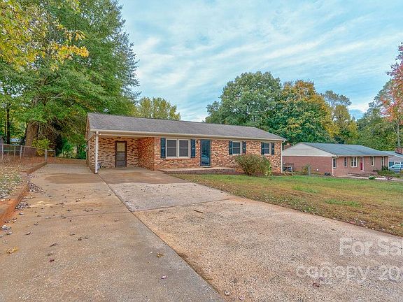 3rd image of 805 Southwood Dr