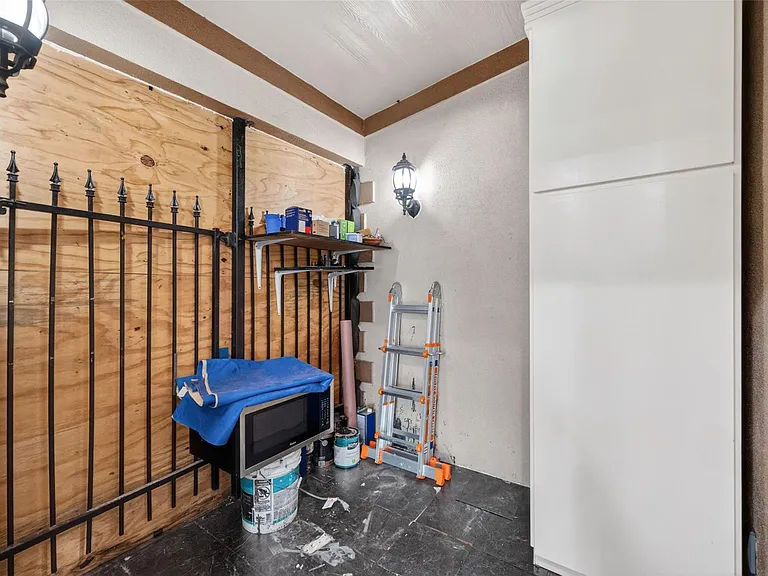 7030 Sidney St — Photo 28