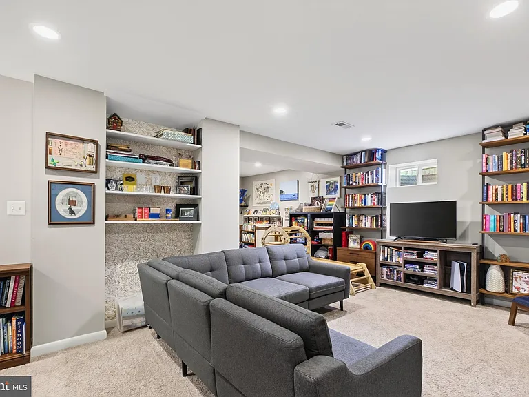 1015 Woods Pl — Photo 24
