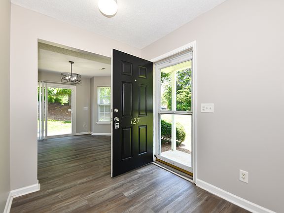 4th image of 127 Breezeway Ln