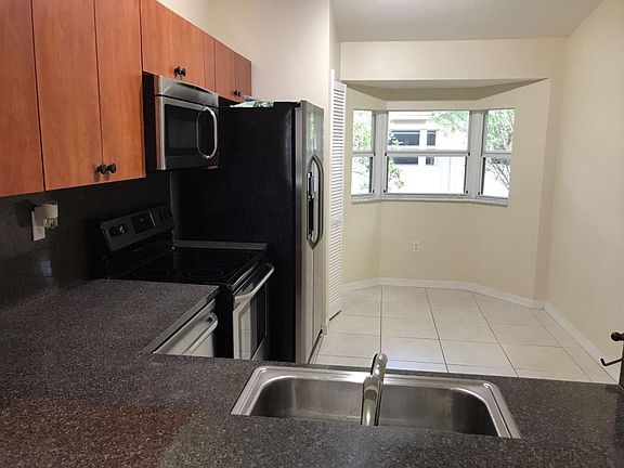 5th image of 2911 SE 13th Ave Unit 203