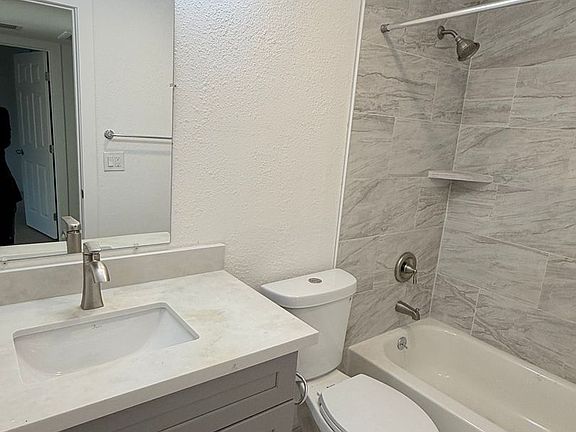 4th image of 403 Elizabeth Way #401