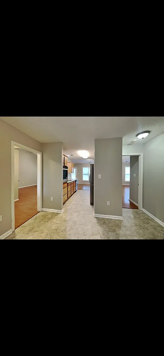 Building Photo - 320 Tamarack Dr