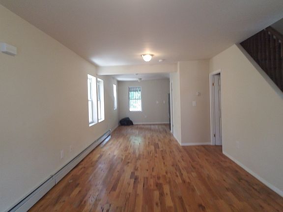 3rd image of 950 E 231st St