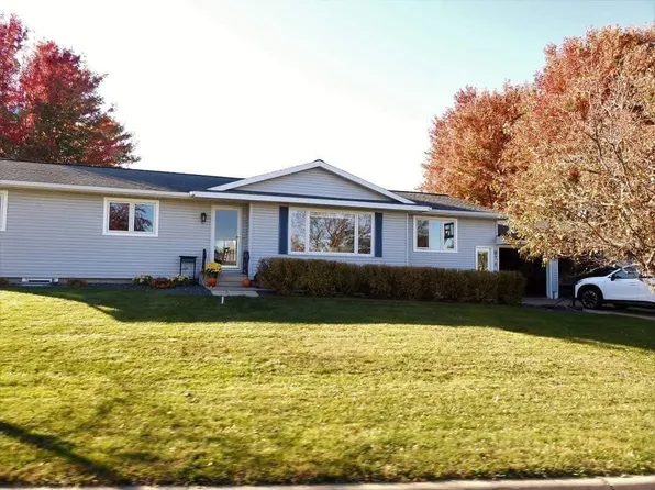 87 Chapel Dr, Altura, MN 55910