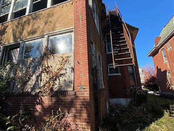 4th image of 5038 Raymond Ave