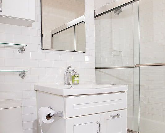 4th image of 155 E 34th St APT 2D