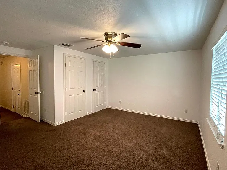1427 N Woods St — Photo 11