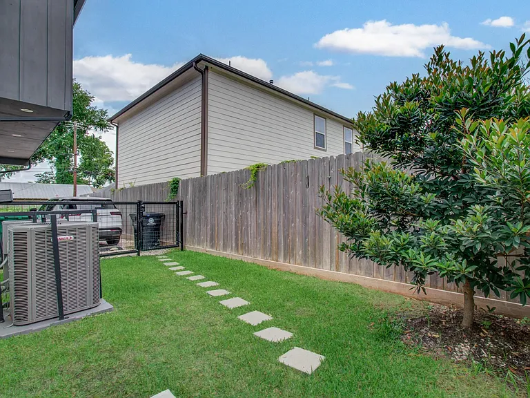 203 Danna Ln #D — Photo 3