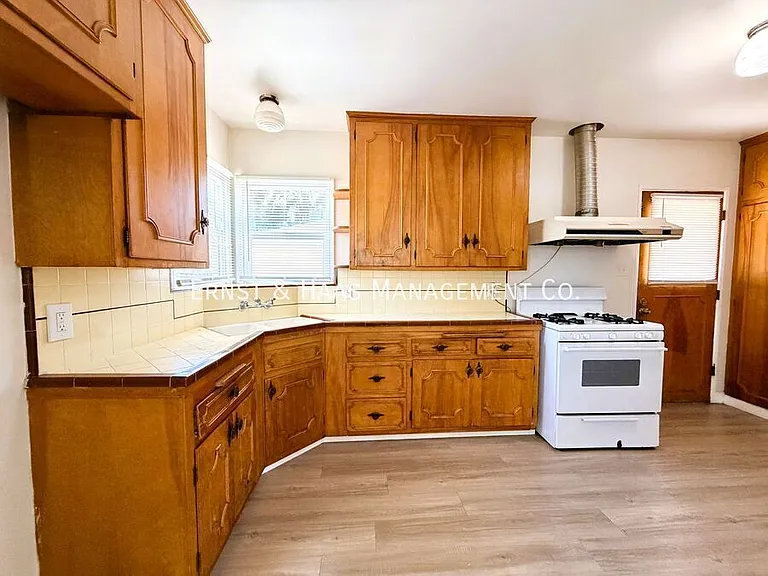 12911 Whitewood Ave — Photo 7