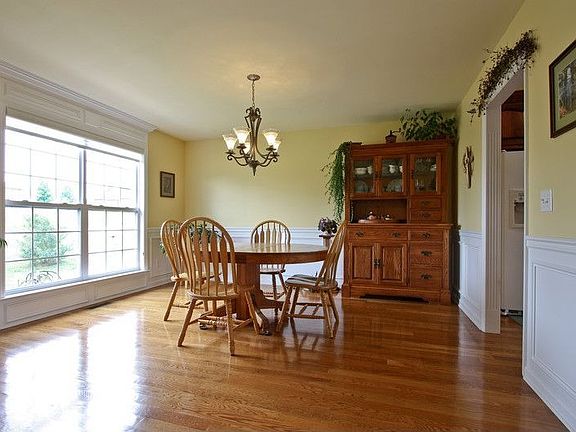 Dining Room is spacious enough for all the group at Thanksgiving.