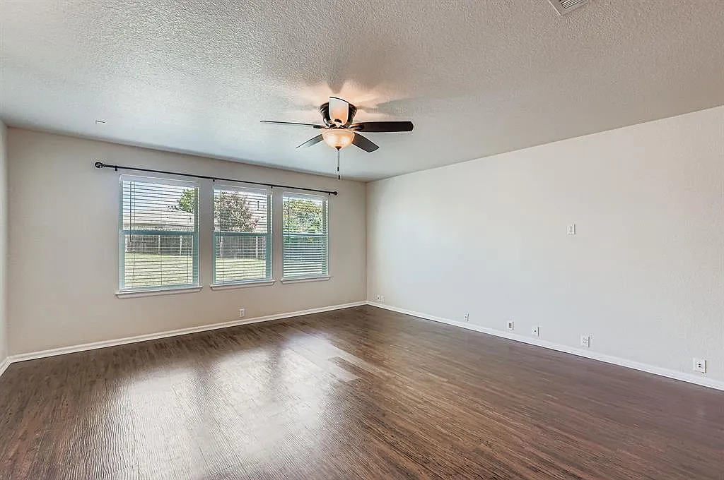 3 bed, 2.0 bath, 1715 sqft, $2,200 — Photo 3