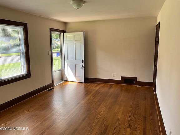 3rd image of 107 Vernon Street