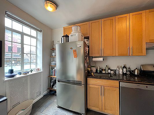 4th image of 43 Greenwich Ave APT 1