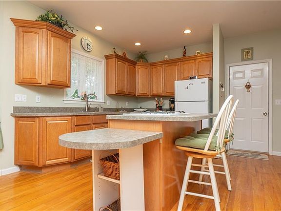 3rd image of 197 Pleasant Ave
