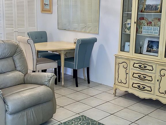 4th image of 90 NE 19th Ave APT 6