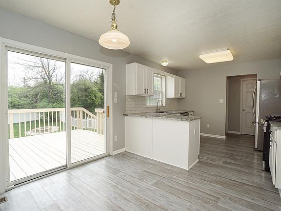 5th image of 145 Easton Manor Dr