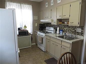 4th image of 126 N Saint George St
