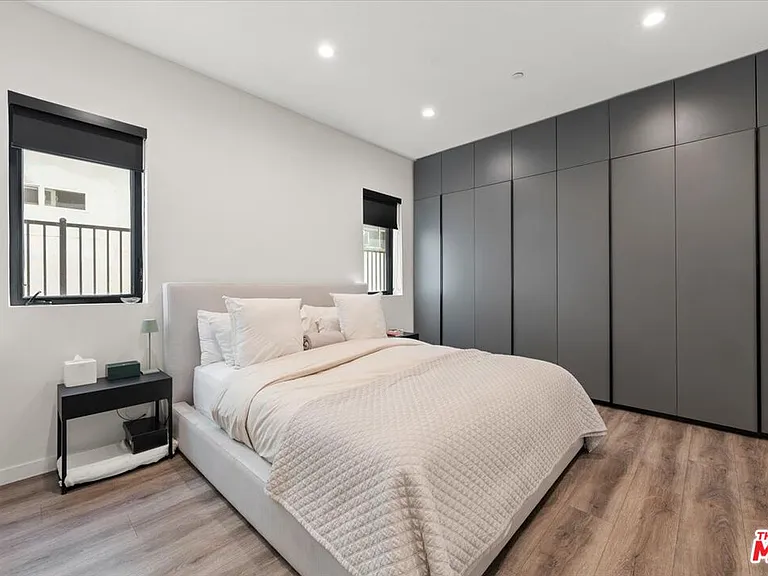 556 N Flores St #2B — Photo 11