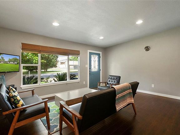 3rd image of 704 W Crestland Dr