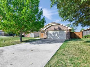 202 Candlewood Cir, Gainesville, TX 76240