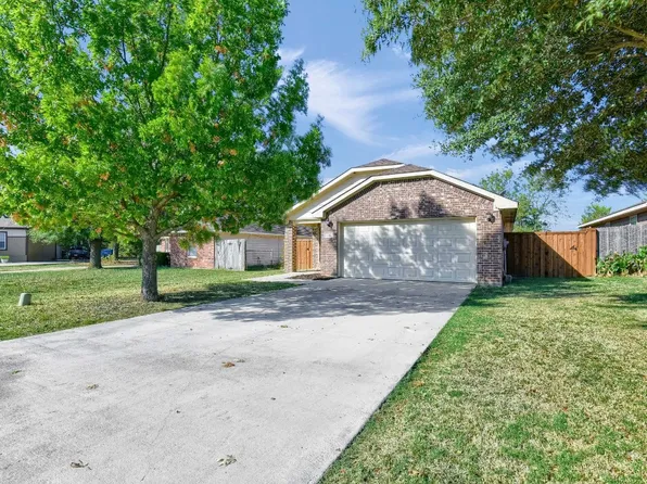 202 Candlewood Cir, Gainesville, TX 76240