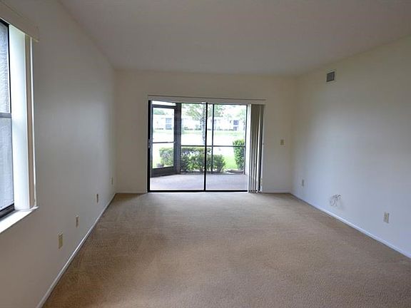 4th image of 277 Woodlake Wynde #3