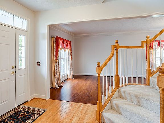 3rd image of 10 Woodgreen Dr